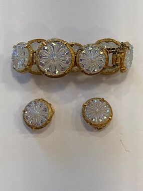 EUC Vintage Hobe Hillcrest Frost Clip Earrings & Bracelet set